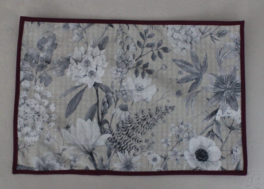 Mantel Rectangular Flor Blanca Rivete Burdeos