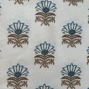 Tela resinada blanca con flores hindúes azules y tierra