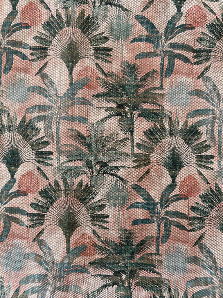 Tela resinada salmón palmeras verdes