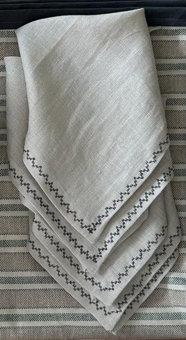 Servilleta 100% lino color lino bordado cuadrado gris