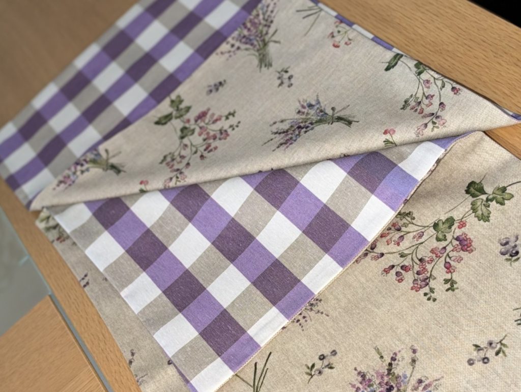 Mantel rectangular reversible resinado flor lavanda/vichy morado